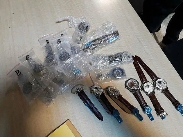 Vücutlarına sarılı binlerce liralık saatleri yurda sokarken yakalandılar